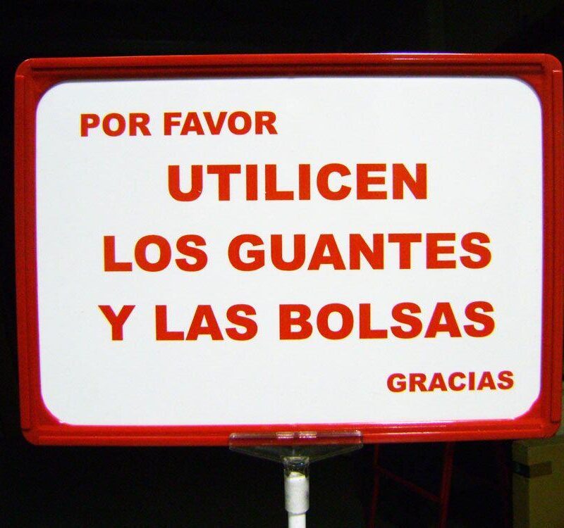 cartel utilicen los guantes y las bolsas
